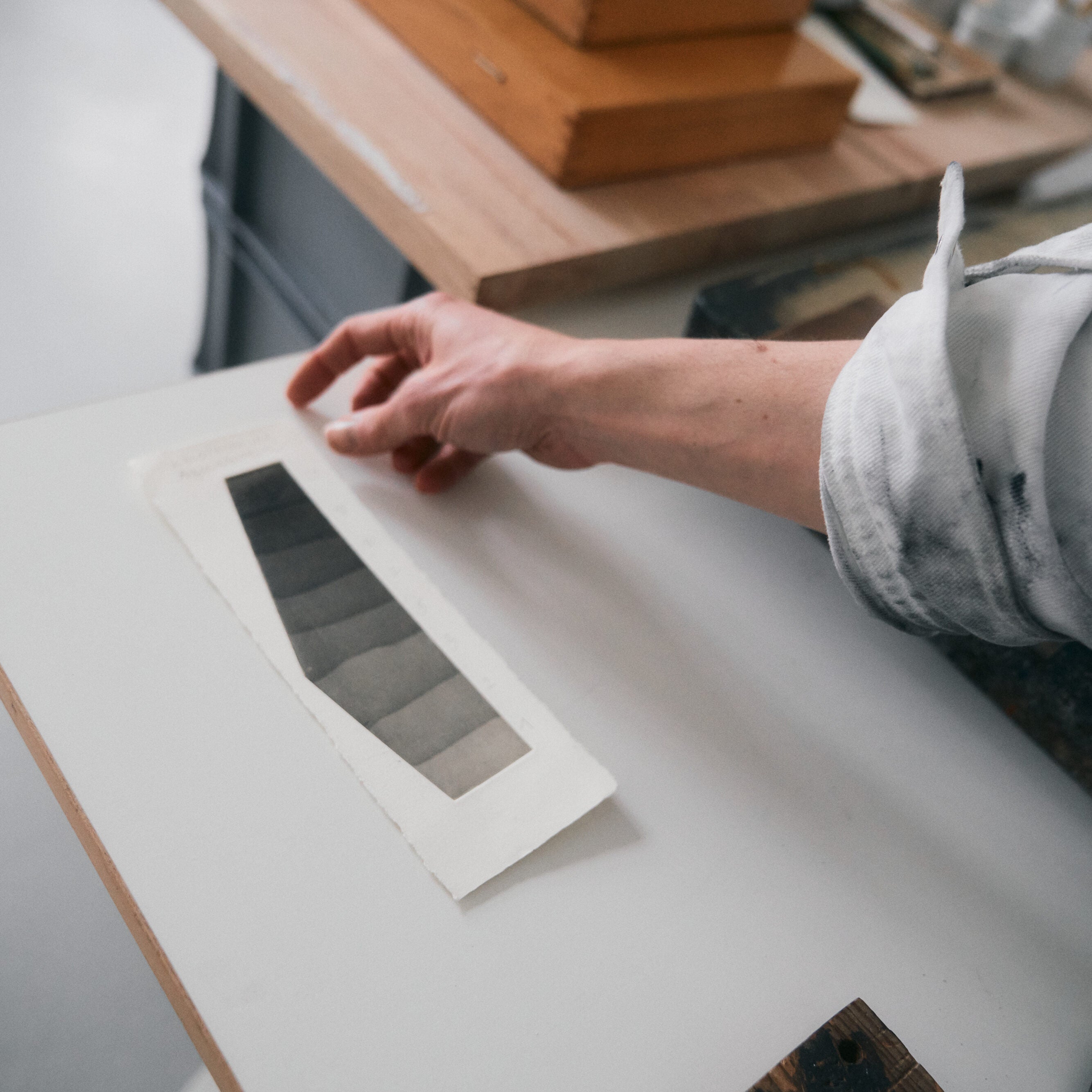 Detail of Donna Volta Newmen in her studio. Photograph by Victoria Kaempfe